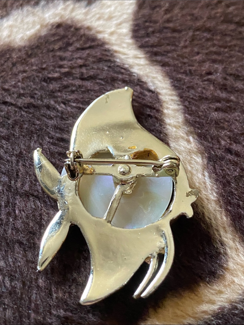 Adorable Vintage 60’s Gold Tone and Mother of Pearl Fish Pin - Picture 2 of 5